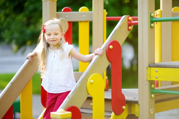 Çocuk parkındaki küçük kız 