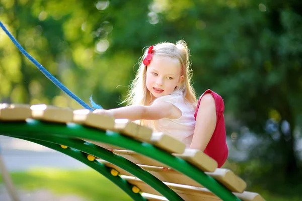 Petite fille sur l'aire de jeux — Photo