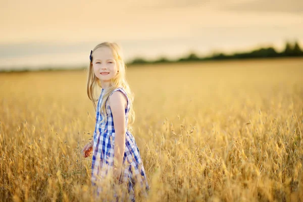 Mała dziewczynka spaceru w pszenicy — Zdjęcie stockowe