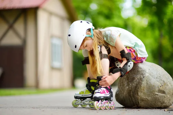 Девочка учится кататься на роликах — стоковое фото