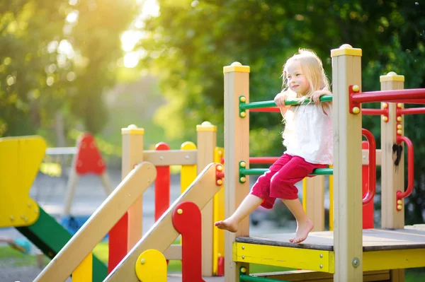 Petite fille sur l'aire de jeux — Photo