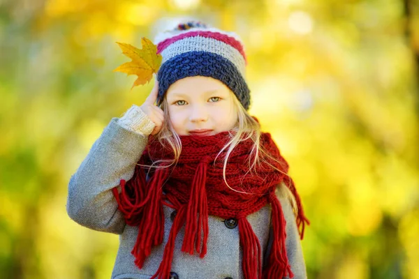 Kleines Mädchen spielt mit Herbstblatt — Stockfoto