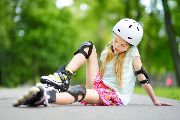 Kleines Mädchen lernt Rollschuhlaufen — Stockfoto