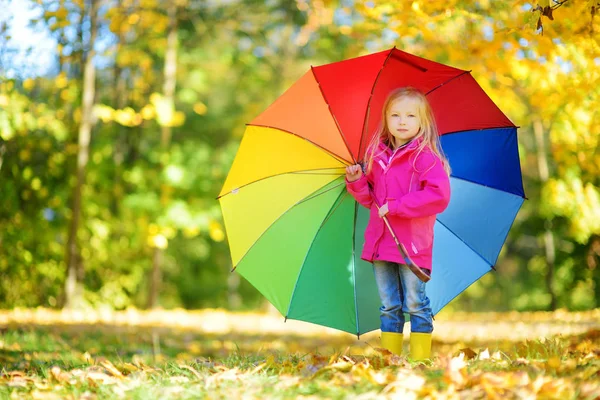 Meisje houdt regenboog paraplu — Stockfoto