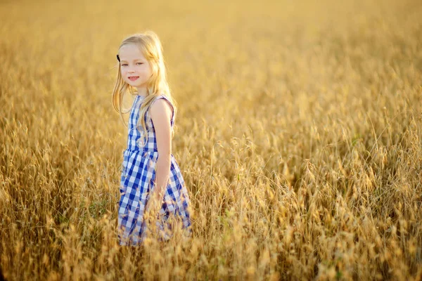 Маленька дівчинка гуляє в пшениці — стокове фото
