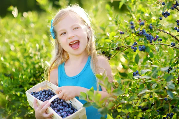 Menina colhendo bagas na fazenda — Fotografia de Stock