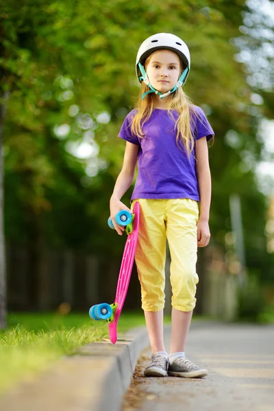 Kleines Mädchen lernt im Park Skateboard — Stockfoto