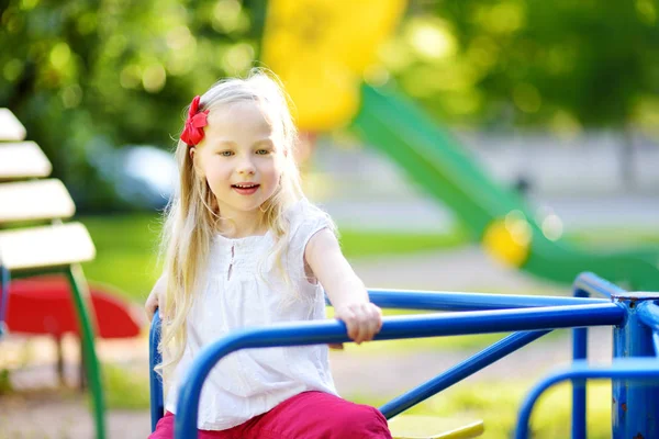 Petite fille appréciant carrousel — Photo