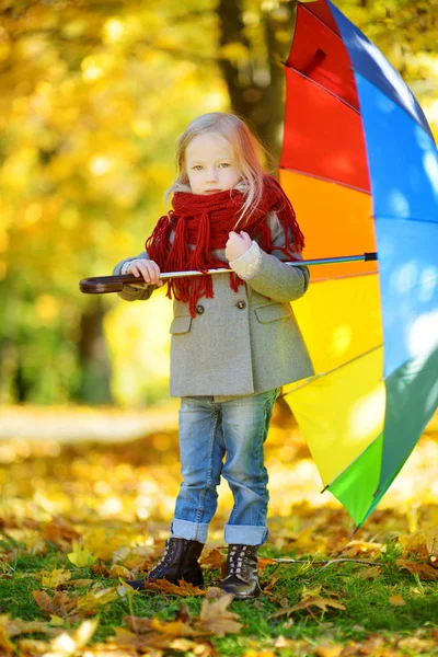 Bambina con ombrello arcobaleno in mano — Foto Stock