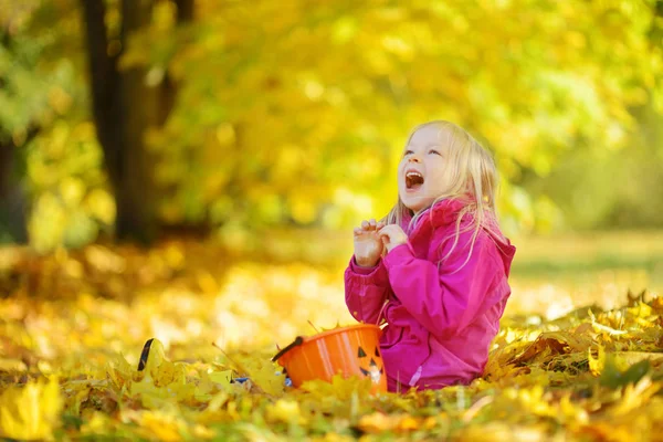 Bambina che gioca con foglie autunnali — Foto Stock