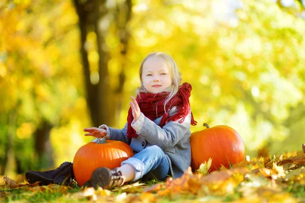 Niña divirtiéndose con calabazas — Foto de Stock