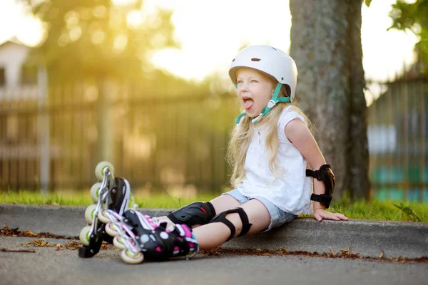 Klein meisje leren rolschaatsen — Stockfoto