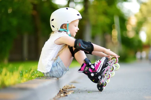 Klein meisje leren rolschaatsen — Stockfoto