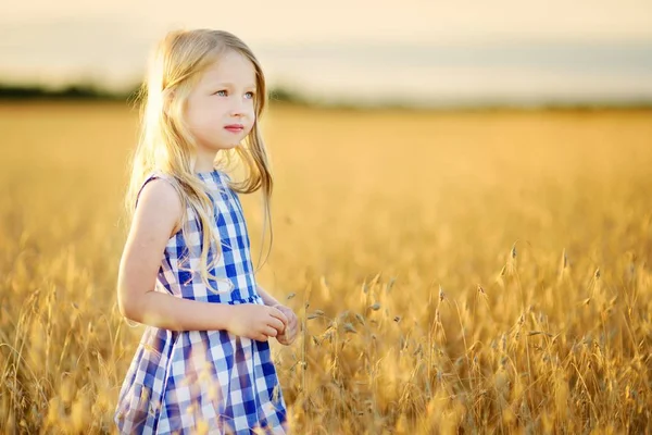 Маленькая девочка ходит в пшенице — стоковое фото