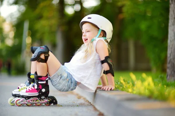Bambina imparare a pattinare a rotelle — Foto Stock