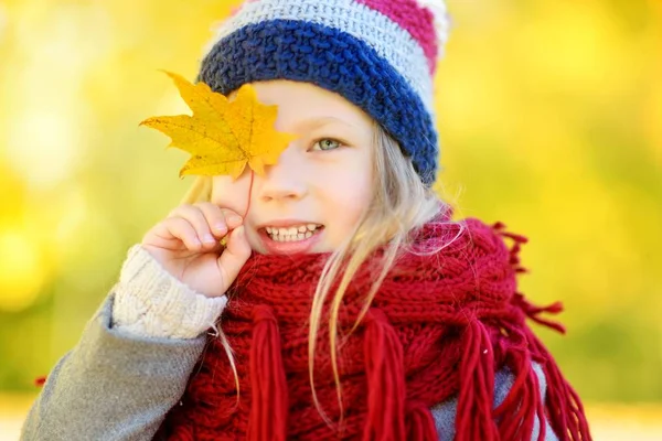 Petite fille jouant avec feuille d'automne — Photo