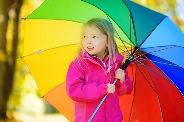 Маленькая девочка с радужным зонтиком — стоковое фото