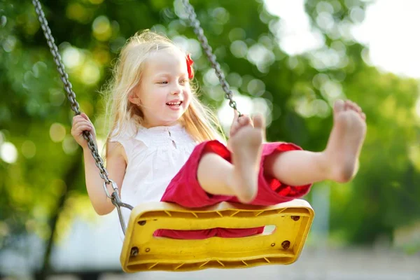 Niña balanceándose en el patio — Foto de Stock