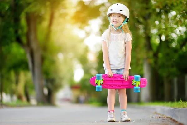 Little girl learning to skateboard in park — Stock Photo, Image