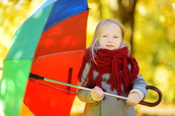 Meisje houdt regenboog paraplu — Stockfoto