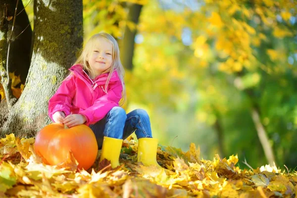 Meisje met plezier met pompoen — Stockfoto