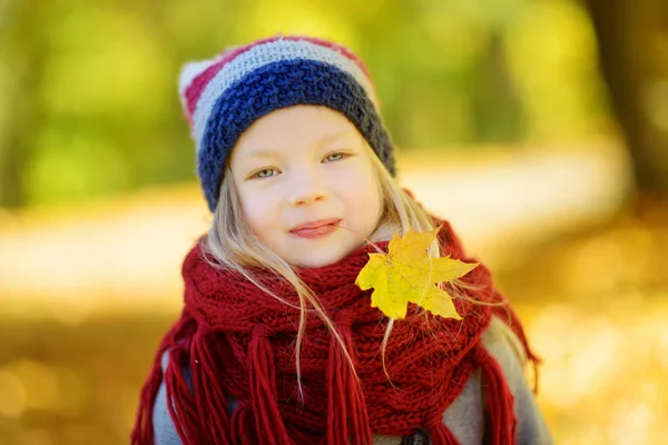 Маленька дівчинка грає з осіннім листом — стокове фото