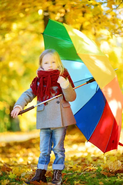 Bambina con ombrello arcobaleno in mano — Foto Stock