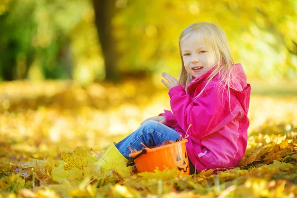 小女孩玩着秋天的树叶 — 图库照片