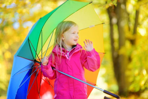 Meisje houdt regenboog paraplu — Stockfoto