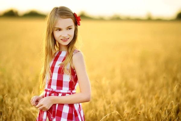 小麦で歩く少女 — ストック写真