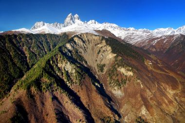 Mount dır Causacus Dağları yamacında 