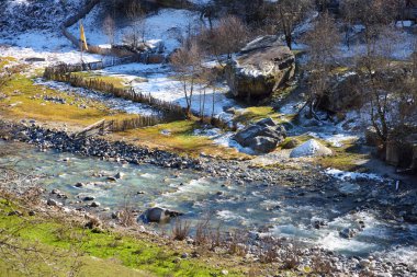 Mestia Köyü akan nehir dağ
