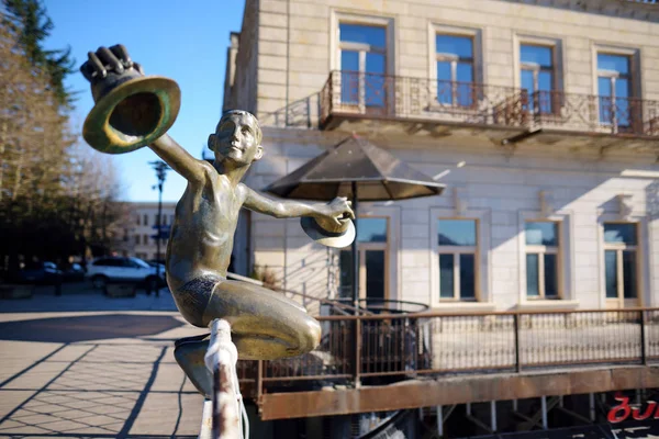 Statua del ragazzo sul ponte bianco a Kutaisi — Foto Stock