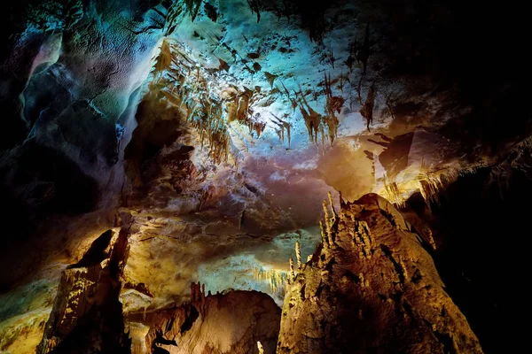 Удивительные внутренности пещеры Кумистави в Грузии — стоковое фото