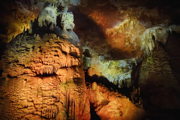 Εκπληκτικό εσωτερικό του Kumistavi σπήλαιο στη γεωργία — Φωτογραφία Αρχείου