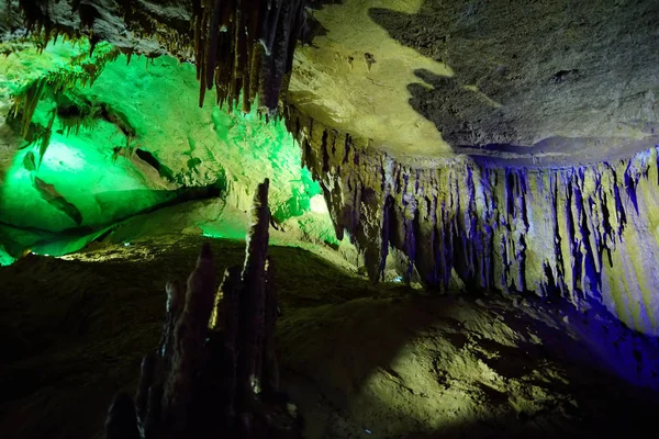 Fantastiska insidan av Kumistavi grotta i Georgien — Stockfoto