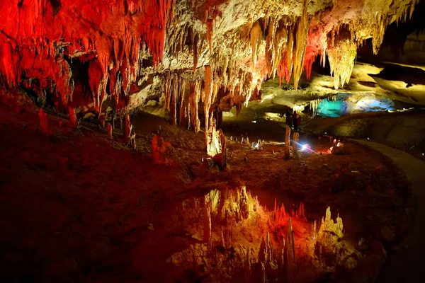 Εκπληκτικό εσωτερικό του Kumistavi σπήλαιο στη γεωργία — Φωτογραφία Αρχείου