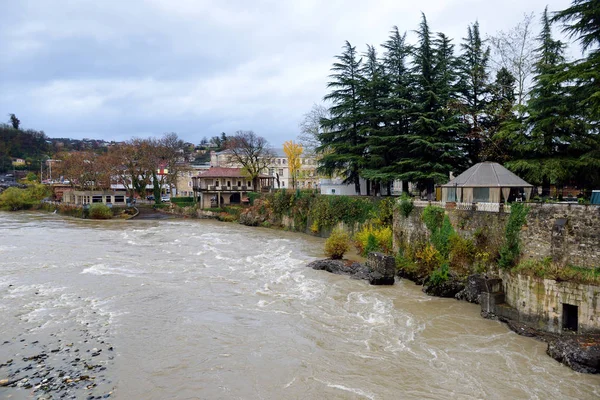 Río Rioni que fluye a través de Kutaisi — Foto de Stock