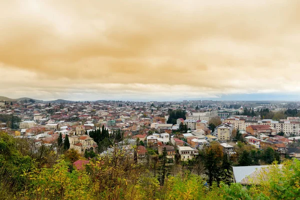 Ciudad de Kutaisi desde la colina de la catedral de Bagrati — Foto de Stock