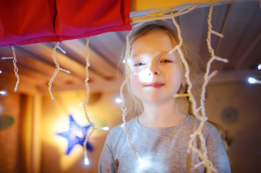  Kız Yatak odasında Noel için dekore edilmiştir.