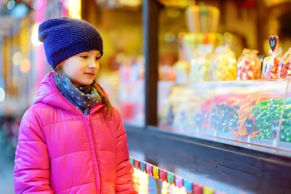Маленькая девочка на Рождественском рынке — стоковое фото