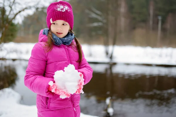 Klein meisje in winterpark — Stockfoto