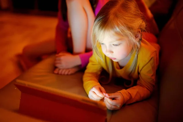 Menina usando tablet digital — Fotografia de Stock