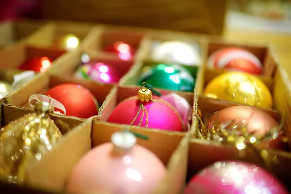 Barevné vánoční ozdoby v krabicích — Stock fotografie