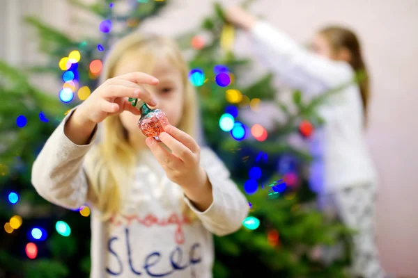 Liten flicka dekorera julgran — Stockfoto