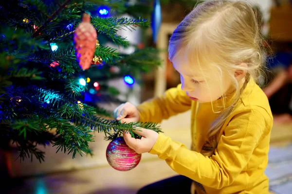 Liten flicka dekorera julgran — Stockfoto