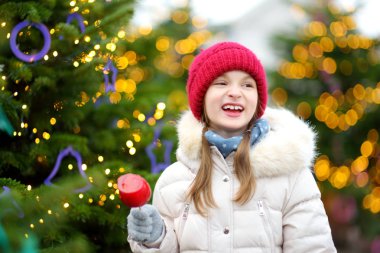 Kırmızı elma şeker kız