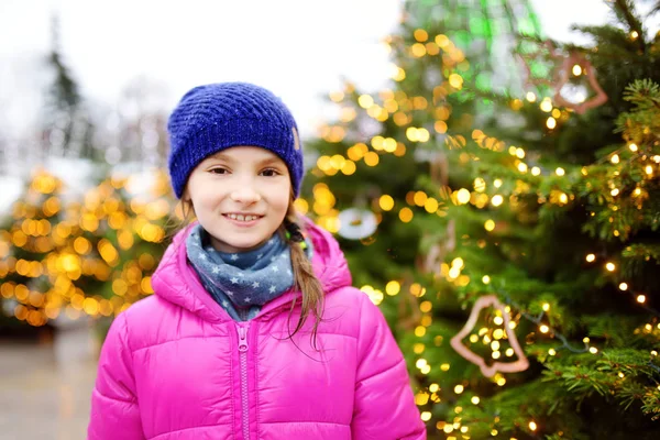 Bambina al mercatino di Natale — Foto Stock