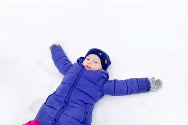 Mała dziewczynka w zimowym parku — Zdjęcie stockowe