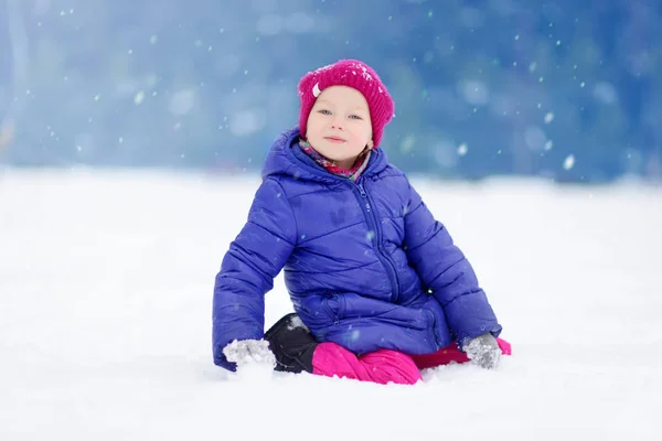 Liten flicka i vinterparken — Stockfoto